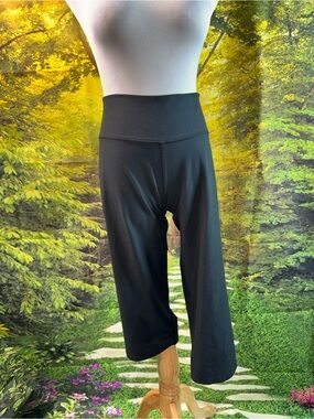 953-Nike Black High-Waist Capri Track Pants